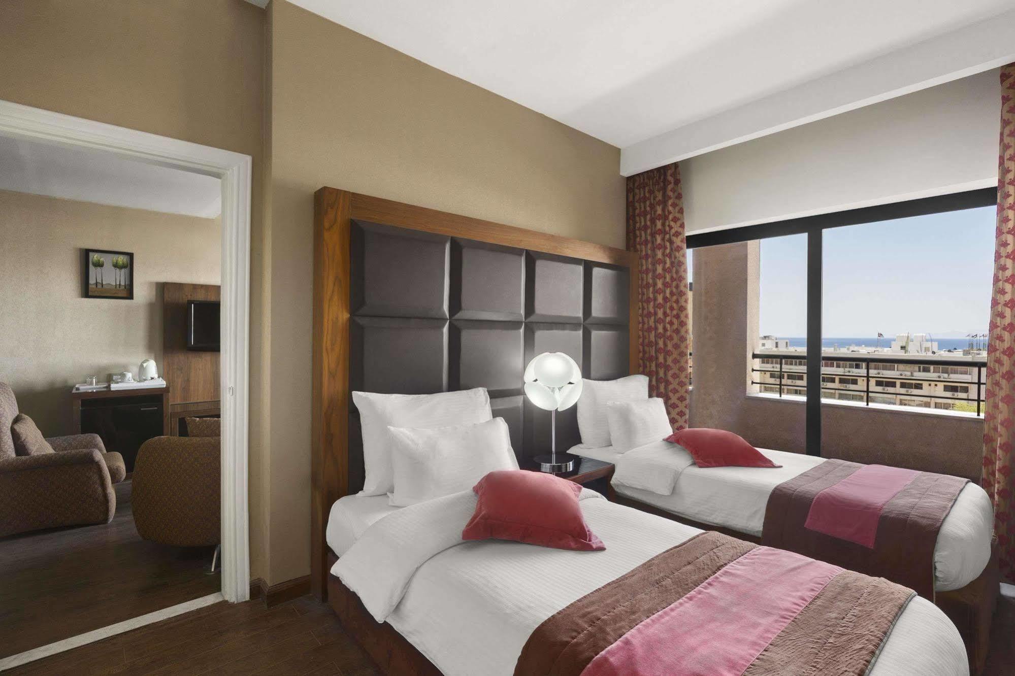Day Inn Hotel & Suites, Aqaba Exterior foto